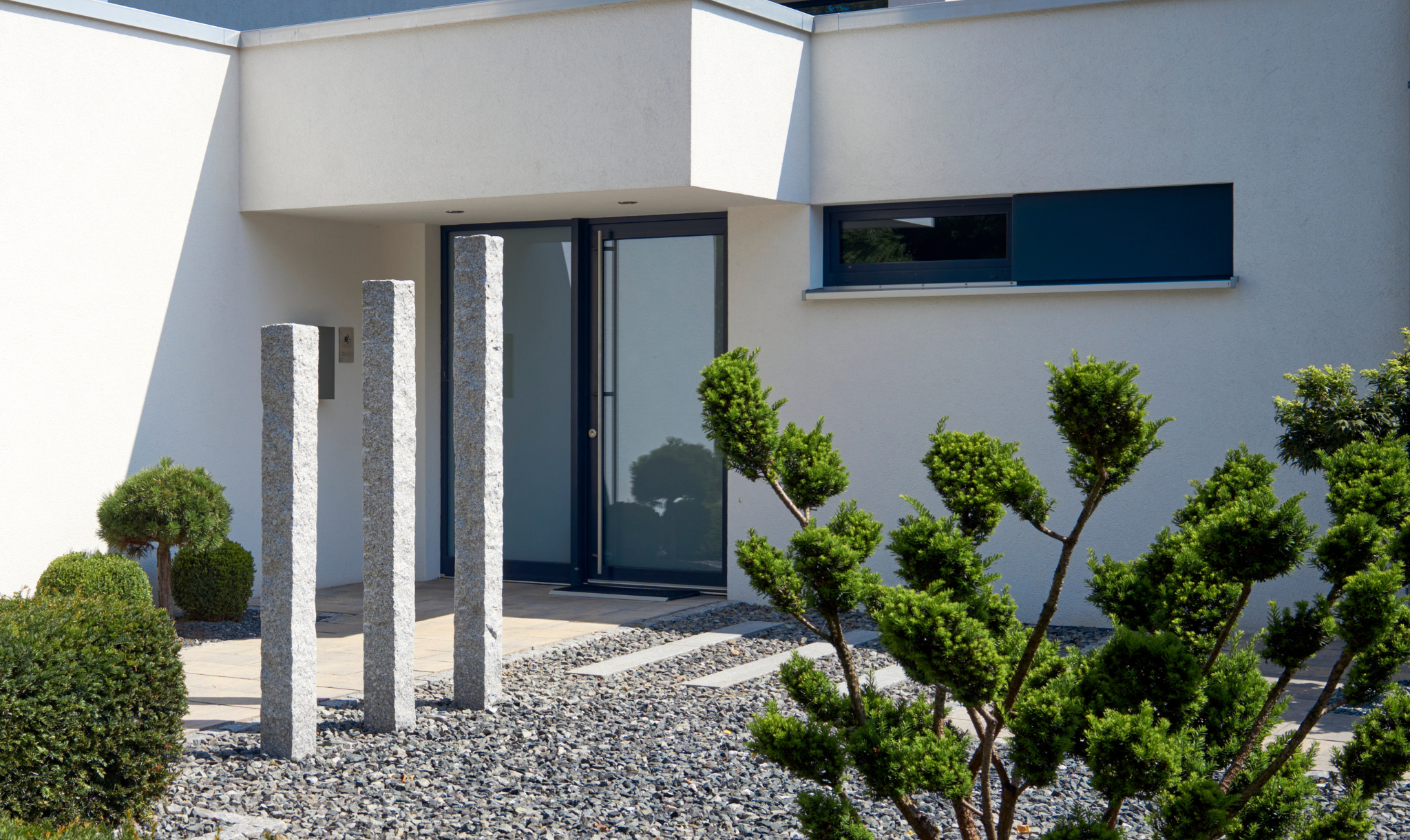 Casa com uma bonita porta de entrada envidraçada