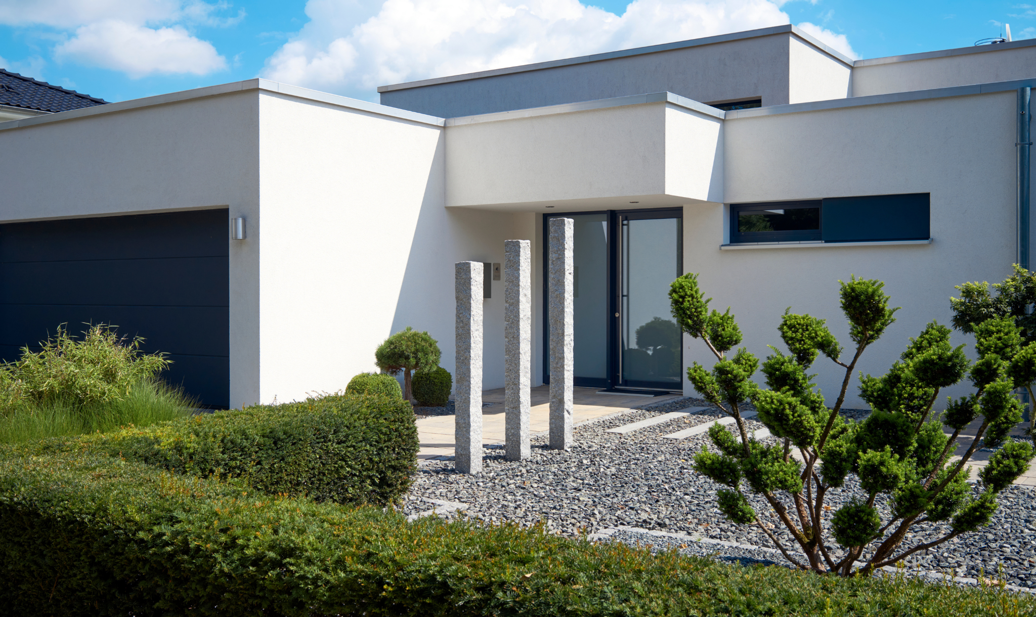 Casa com uma bonita porta de entrada envidraçada